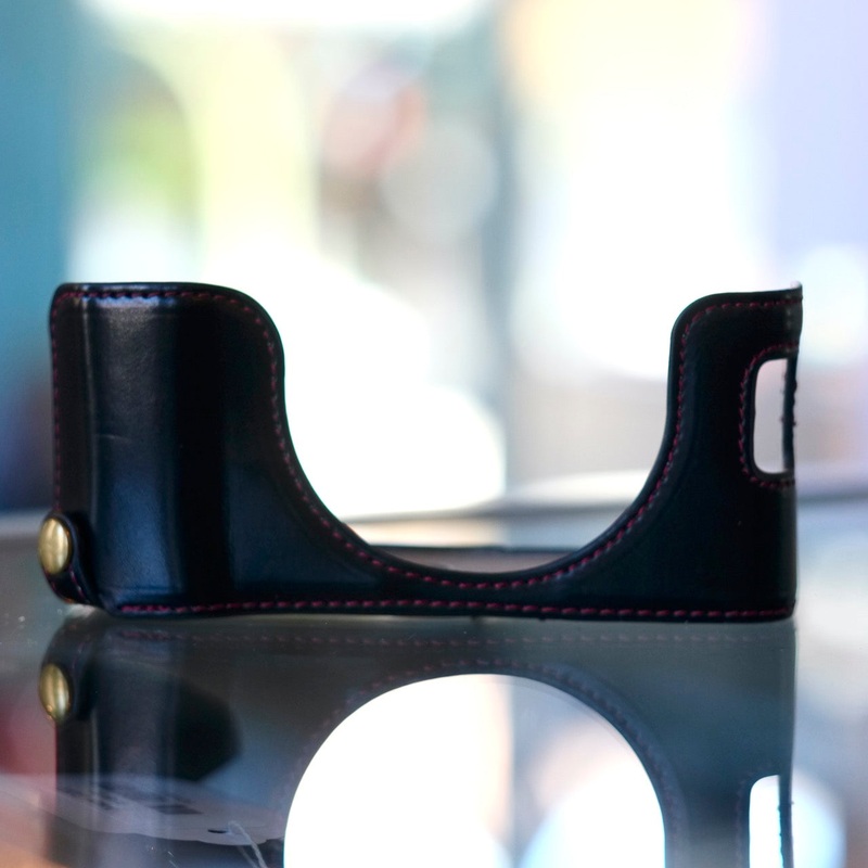 Halfcase for Fuji X100 Black with red stitching
