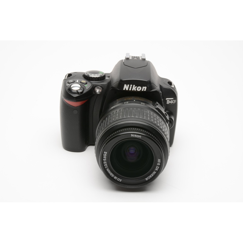 Nikon D40 DSLR body w/Nikkor 18-55mm f3.5-5.6G ED II , batt+charger, 17K Acts