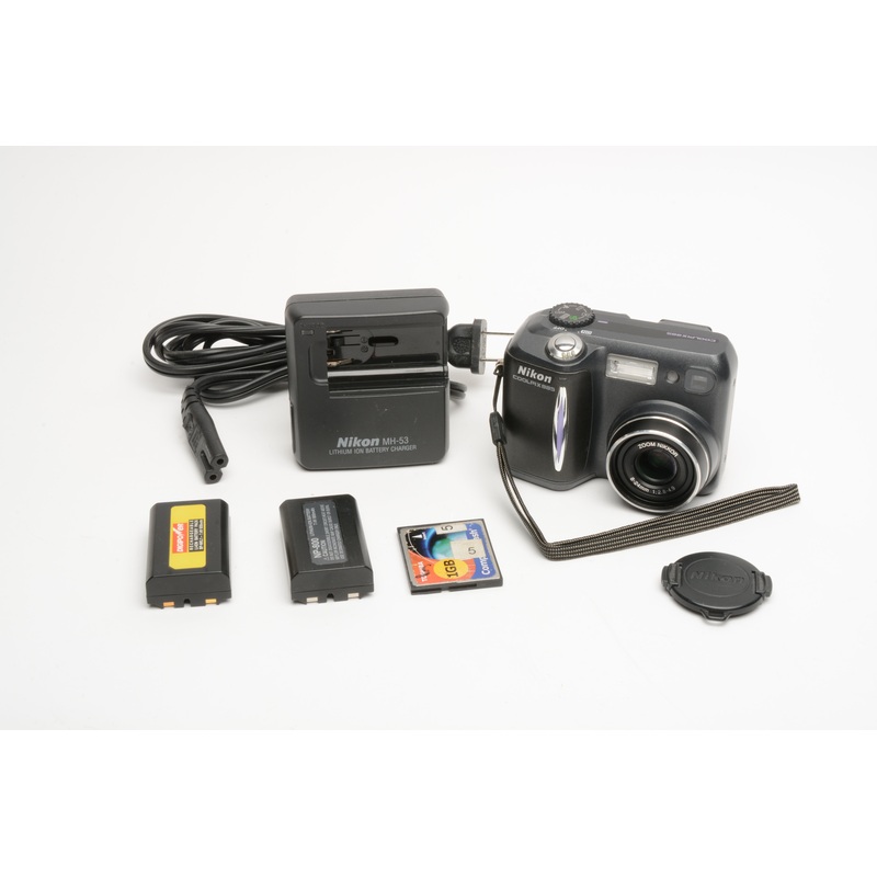 Nikon Coolpix 885 3.2MP digital Point&Shoot w/2batts, charger, tested