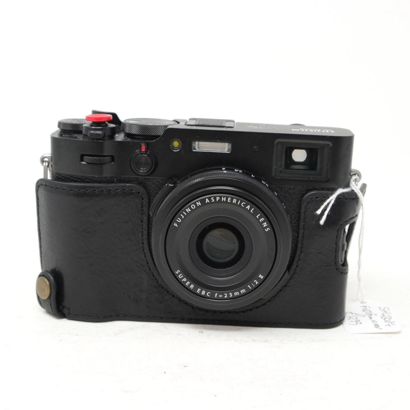 Used Fujifilm X100V in Black with half case and thumb rest (SH43084)