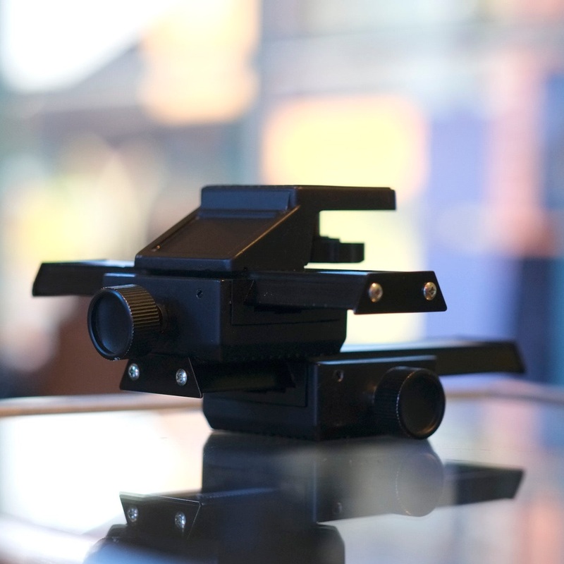 Two-axis focusing track